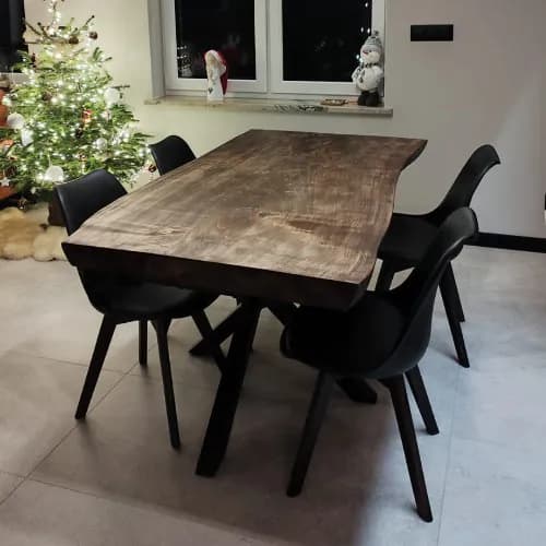 Duży stół drewniany jako serce domu. Jak ustawić go w przestrzeni jadalni lub salonu?