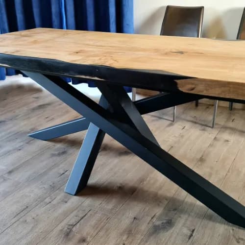 Stół drewniany industrialny – jak wprowadzić loftowy klimat do wnętrza?