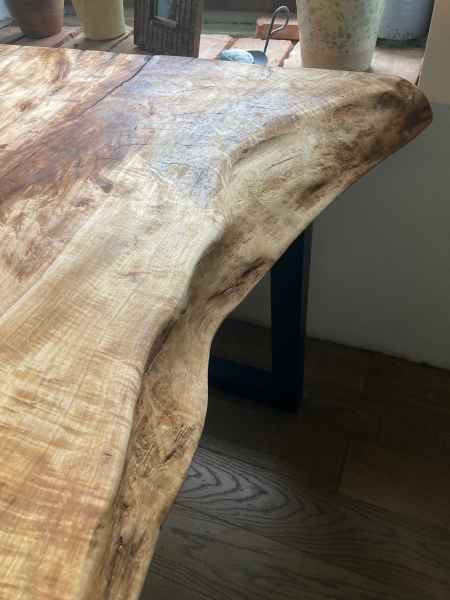 stoł z plastra drewna